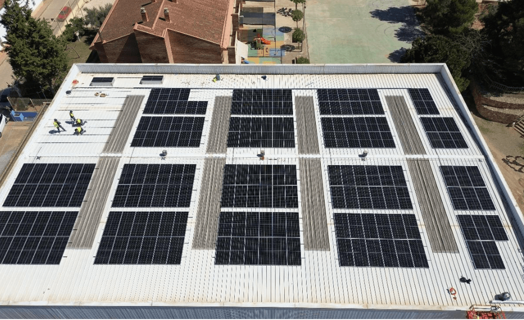 Instalación fotovoltaica en la cubierta del Pabellón municipal de Morata de Jalón.